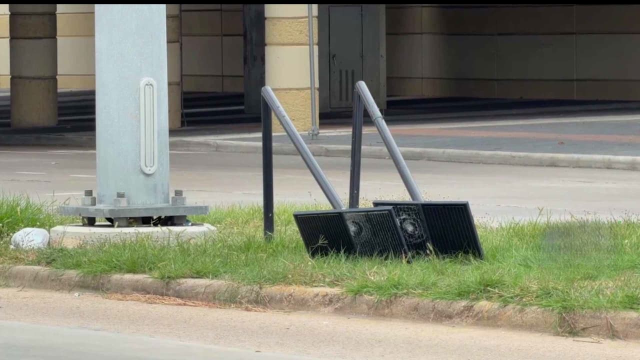 Dos cámaras lectoras de placas aparecen en el suelo; policía de Houston no había recibido reporte