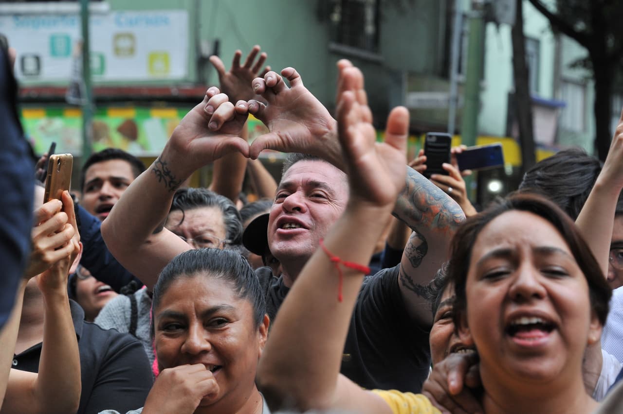 La muerte del 'Príncipe de la canción' se sintió en el barrio pero también en el mundo artístico y hasta en el político. El presidente de México, Andrés Manuel López Obrador, lamentó la muerte de José José y dijo que "el mejor homenaje es recordarle y seguir escuchando sus canciones (...) Es muy lamentable, era un cantante extraordinario de una época que con sus canciones y su romanticismo hizo llorar y ser feliz a muchos de mi generación", dijo el mandatario.