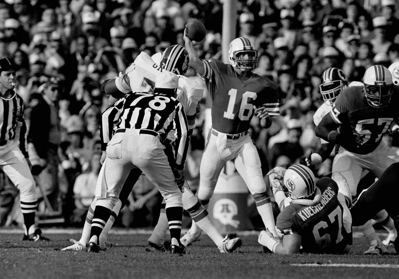 3. David Woodley, Miami Dolphins | Fue titular en el Super Bowl XVII a los 24 años y 97 días. Completó 4 de 14 pases para 97 yardas, con un TD y una intercepción. Washington 27-17 Dolphins.