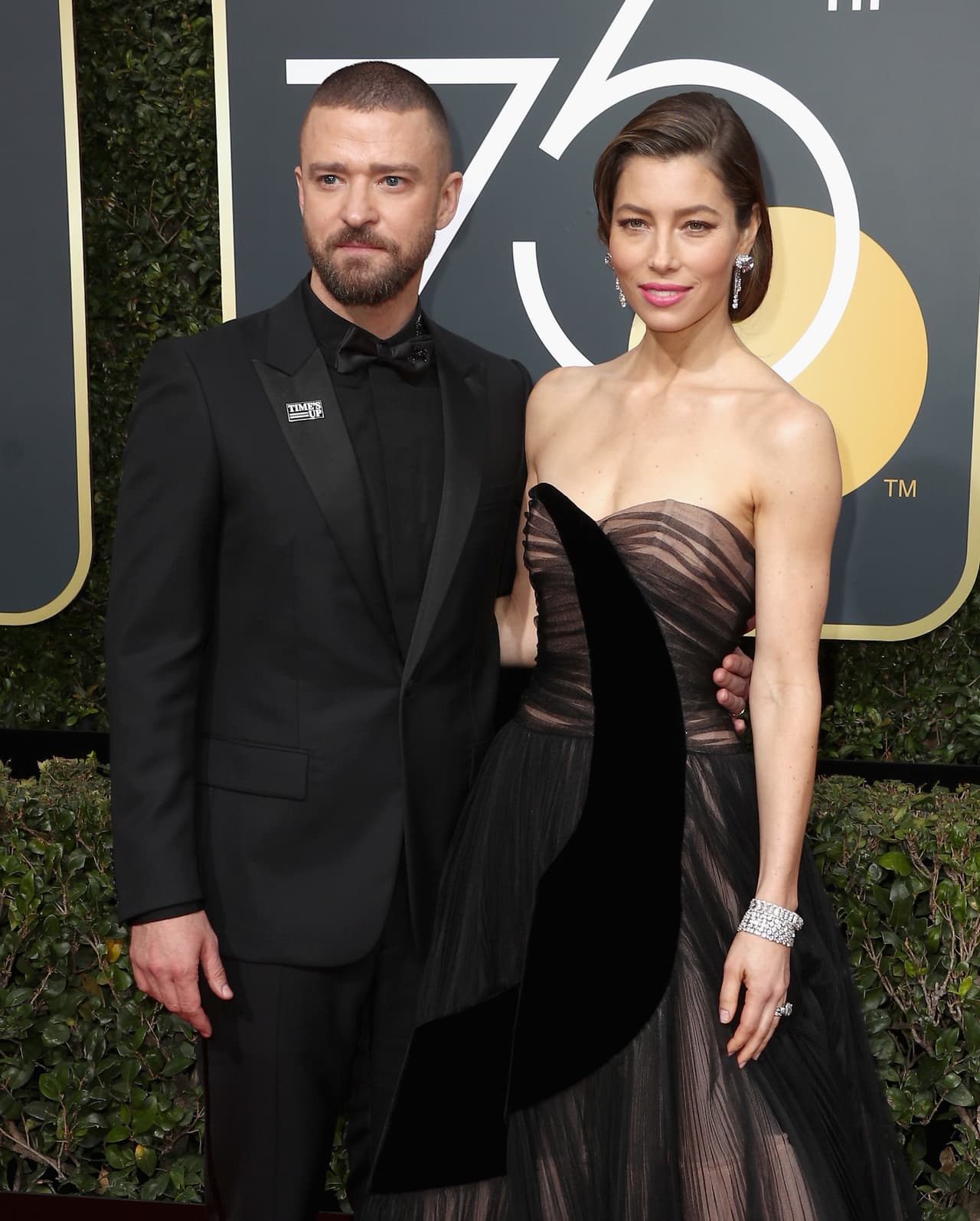 Una de las parejas más populares de la industria del entretenimiento en EEUU, el cantante Justin Timberlake y la actriz Jessica Biel, nominada a un premio, desfilaron por la alfombra.