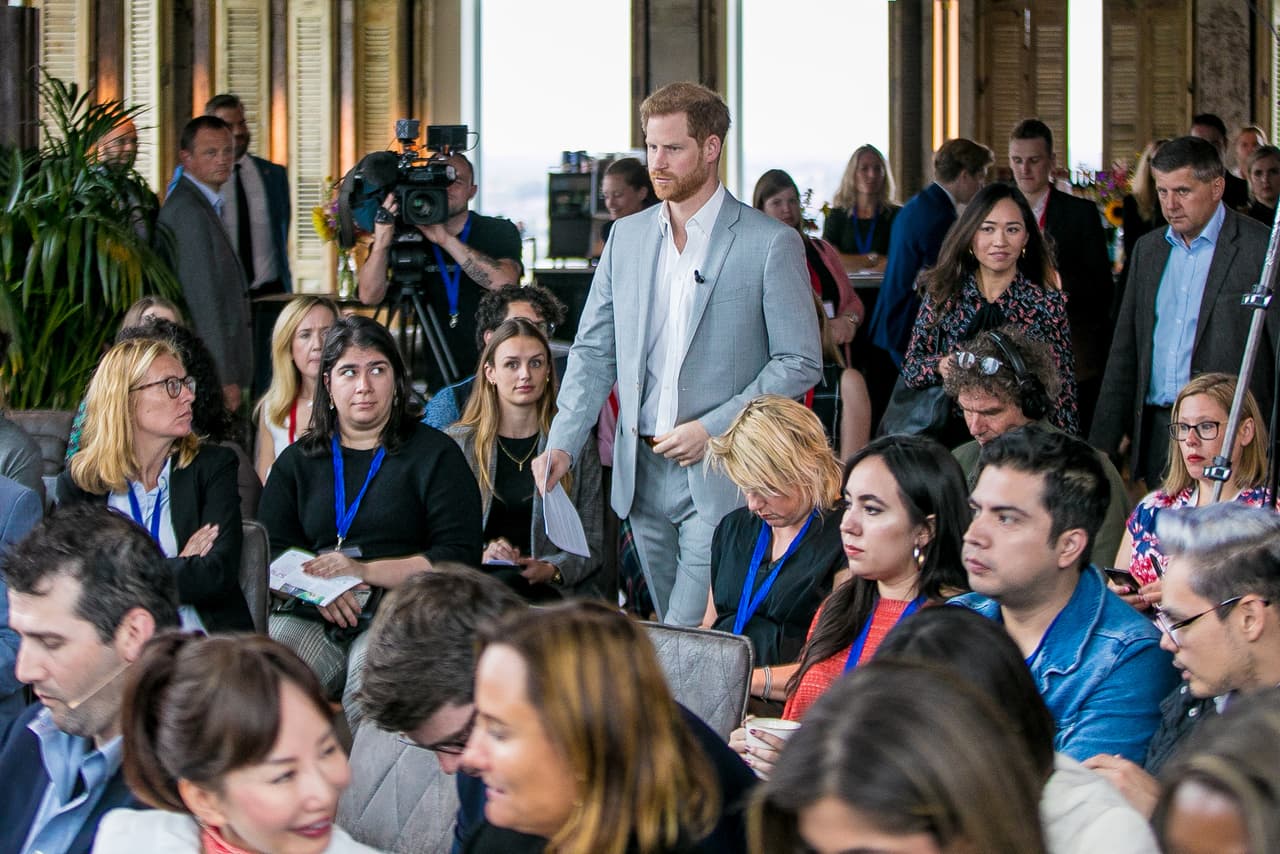 Así lo dejó ver con una broma que hizo en un evento (foto) al que asistió este martes, 3 de septiembre, en Ámsterdam, para presentar una nueva iniciativa de viajes sostenibles.