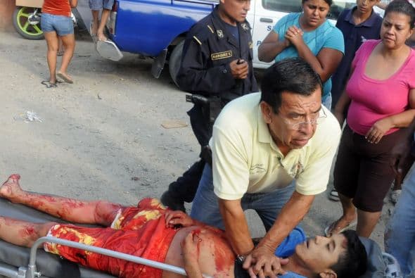 La violencia también azota con fiereza a Guatemala, tercer país del llamado Triangulo del Norte, fronterizo con México y donde el gobierno acaba de lanzar una fuerte ofensiva contra el cartel de Los Zetas, al que sindica de haber tomado el control de parte de su territorio.