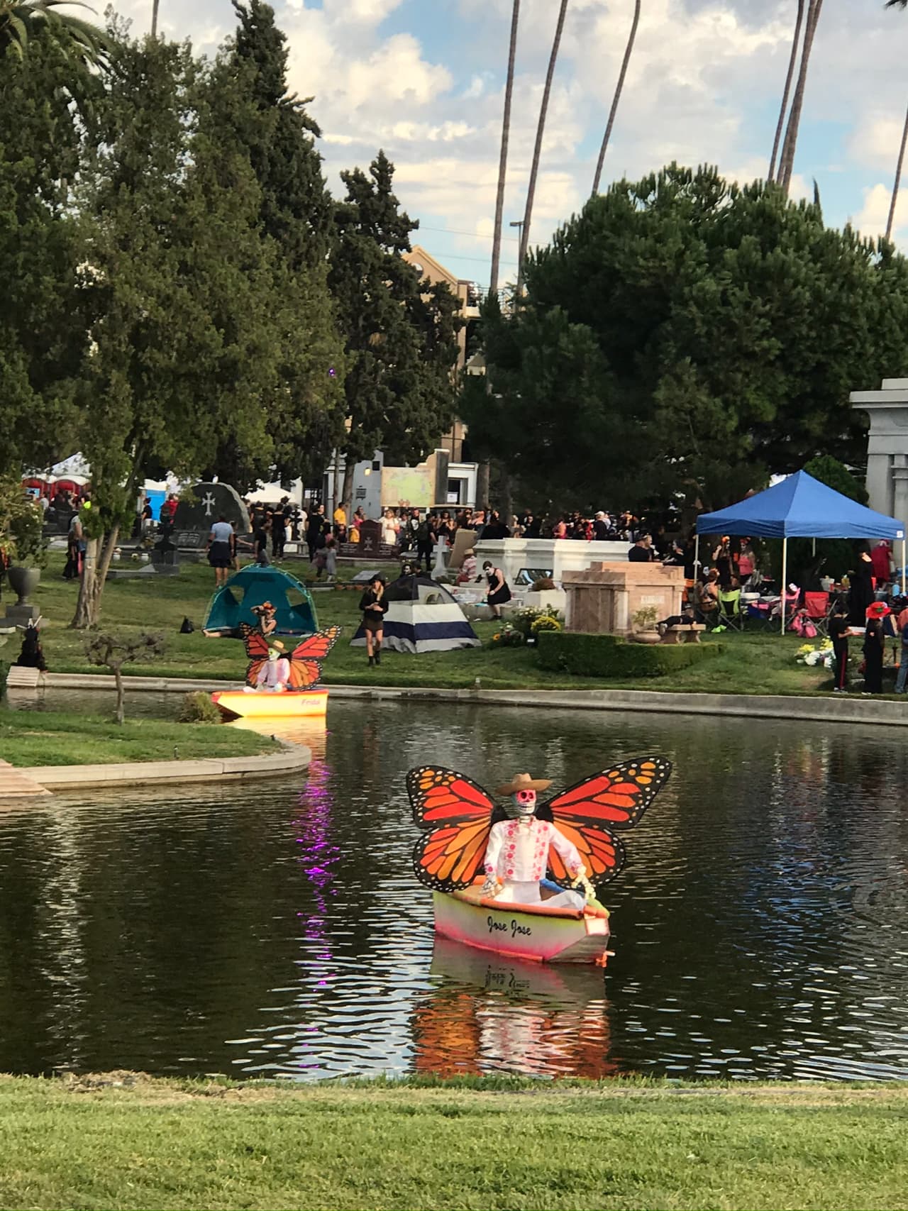 Y no puedes perderte el espectacular recorrido de las catrinas en bote, en el lago principal.
