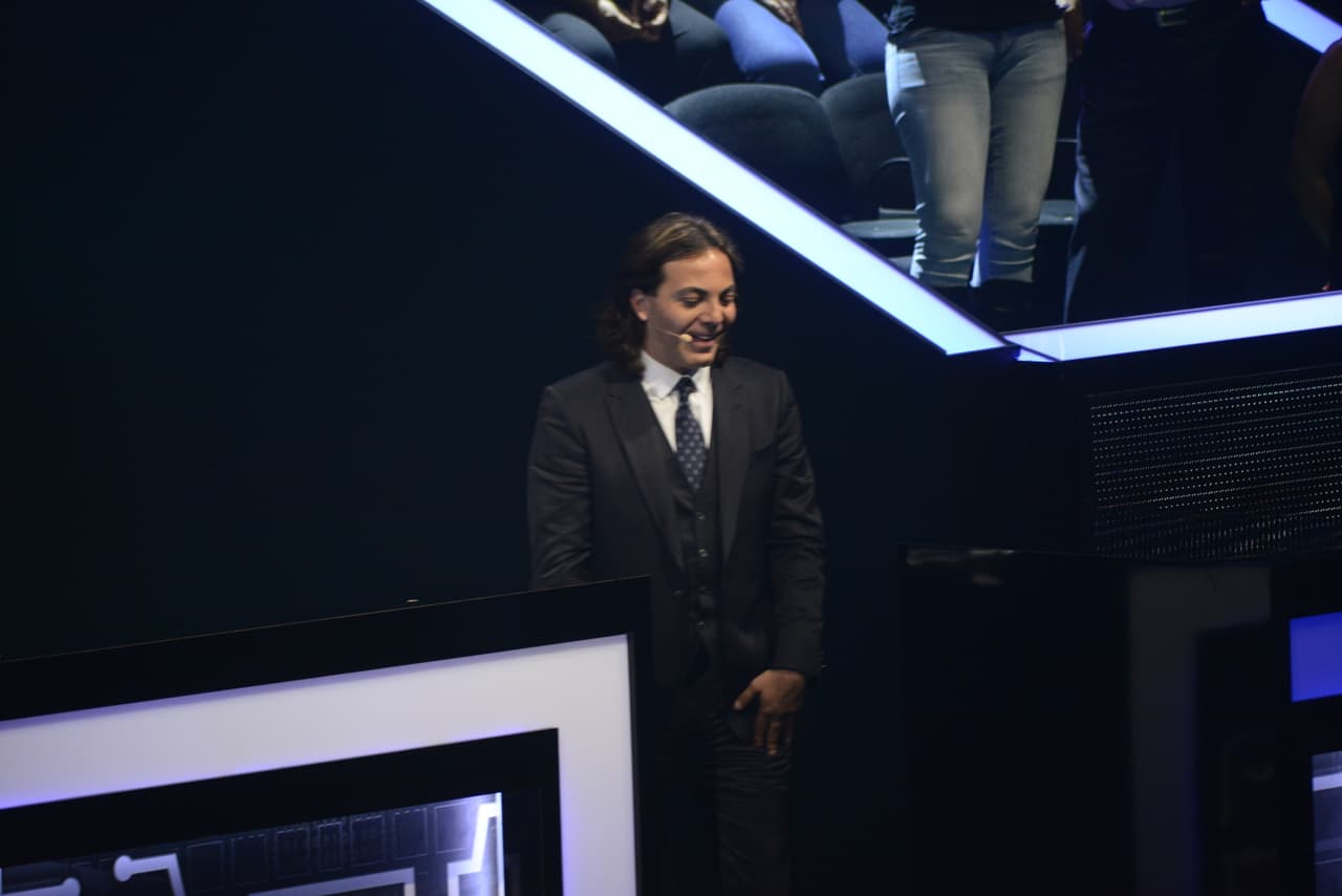 Con una cara pícara y caminando rápido hacia la conductora, hizo algo ¡tremendo!