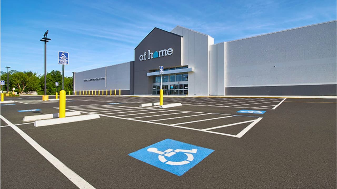 <h3 class="cms-H3-H3">Un poco de historia </h3>
<br>
<br>
<b>At Home nació en Texas.</b> Su primera tienda fue en 1979, en Schertz, 
<b>cerca de San Antonio</b>, con el nombre de 
<b>Garden Ridge Pottery</b>.
<br>
<br>A lo largo de los años, cambió de nombre, creció y 
<b>se mudó a Houston</b>. 
<b>E<b>n 2004 enfrentó una bancarrota.</b></b>
<br>
<br>Hoy, con u
<b>na base en Plano, Texas</b> y 
<b>más de 10,000 acreedores</b>, la empresa intenta sobrevivir en medio de una ola de dificultades para el sector minorista.
<br>
<br>
<b>Otras cadenas como <a href="https://www.univision.com/noticias/estados-unidos/big-lots-se-prepara-para-cerrar-sus-locales" target="_blank">Big Lots</a> y The Container Store</b> también han enfrentado 
<b>problemas financieros</b> recientemente.