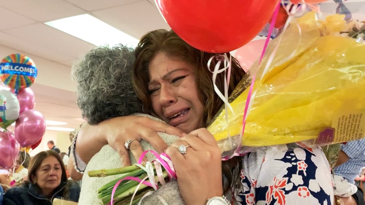 Entre llantos de alegría se reúnen familias mexicanas separadas por la frontera