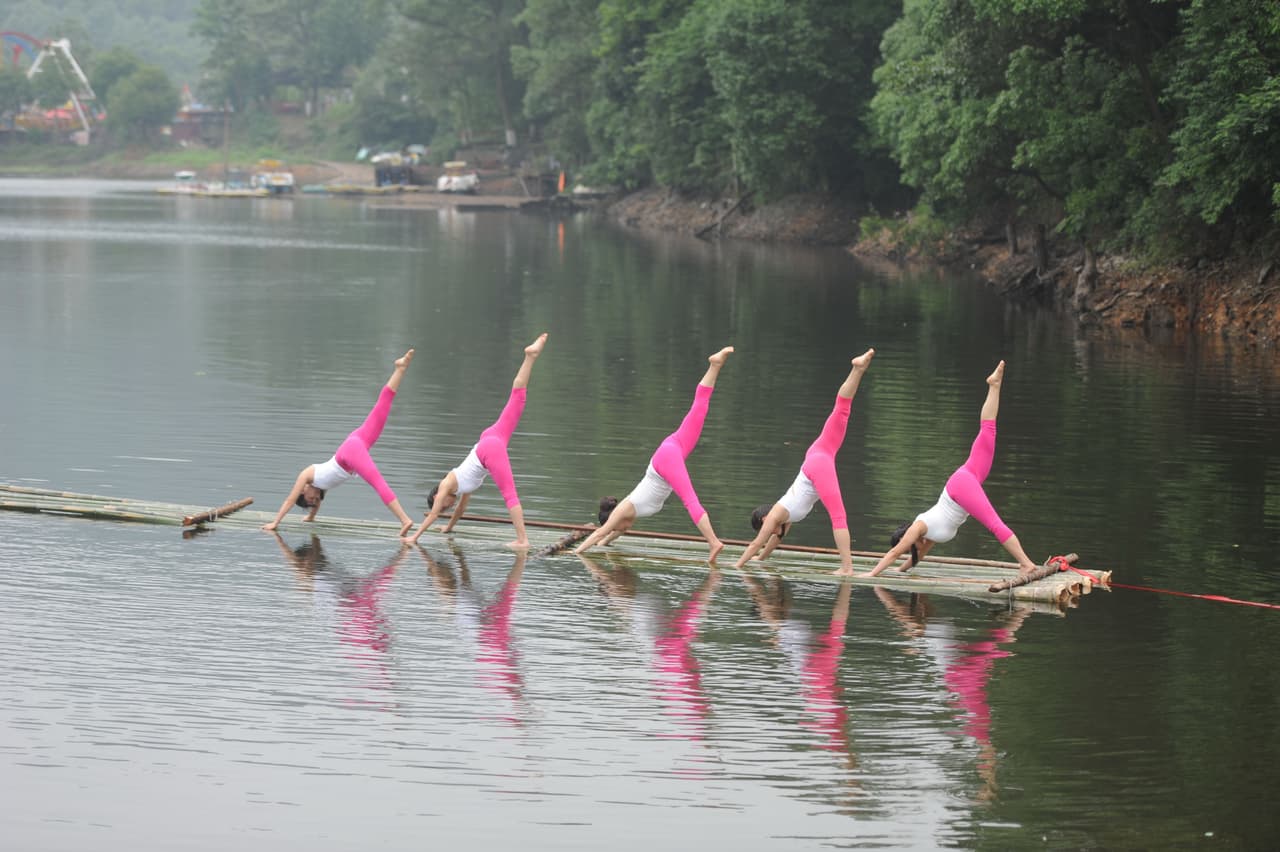Después varias de ellas subieron a una plataforma hecha de bambús para adentrarse más al lago y poder seguir con otras posiciones.