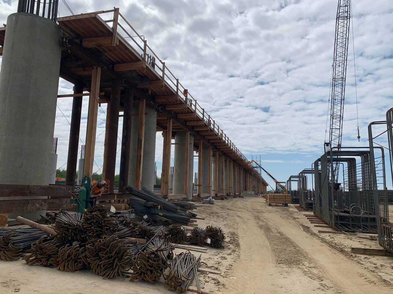 La primera fase del proyecto 
<b>comprende 12 estaciones entre San Francisco y Los Ángeles, y espera conectar ambas ciudades en tres horas. E</b>l tramo que comprende entre Fresno y Bakersfield contempla tres estaciones.