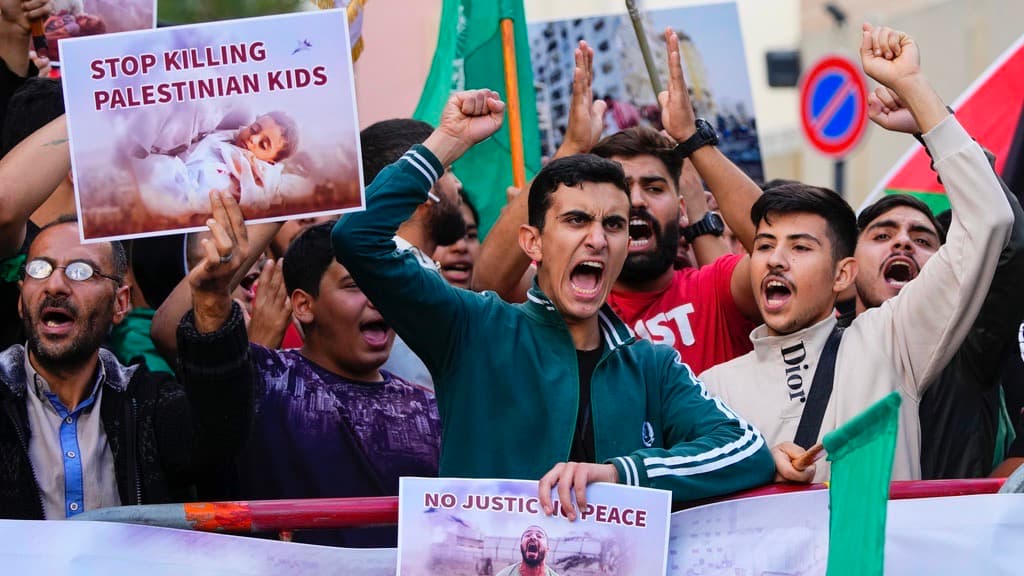 Palestinos residnetes en Líbano gritan consignas contra Francia y el presidente francés Emmanuel Macron mientras participan en una protesta que se dirigía a la embajada de Francia en Beirut, en solidaridad con los palestinos en Gaza, el lunes 16 de octubre de 2023.