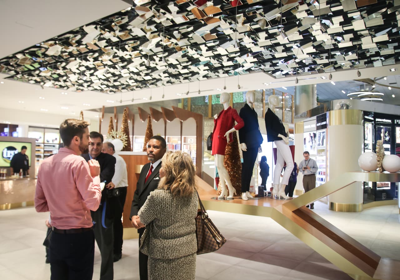 La tienda tiene dos pisos con bares de degustación y un módulo en el que se ofrecen servicios VIP.