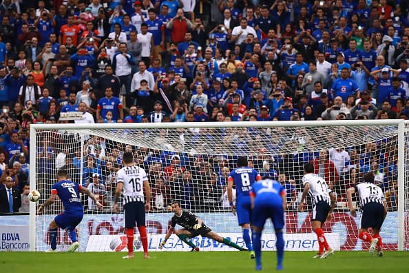 Tras una falta sobre Roberto Alvarado se decretó la pena máxima y Milton Caraglio fue el encargado de ejecutar pero su tiro se fue desviado.