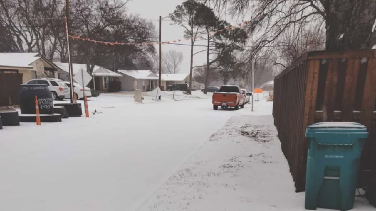 En Denton, las calles también fueron cubiertas de nieve desde temprano. En algunos sectores, más al norte de Texas, como
<b> Grayson se registraron hasta tres pulgadas de nieve. </b>