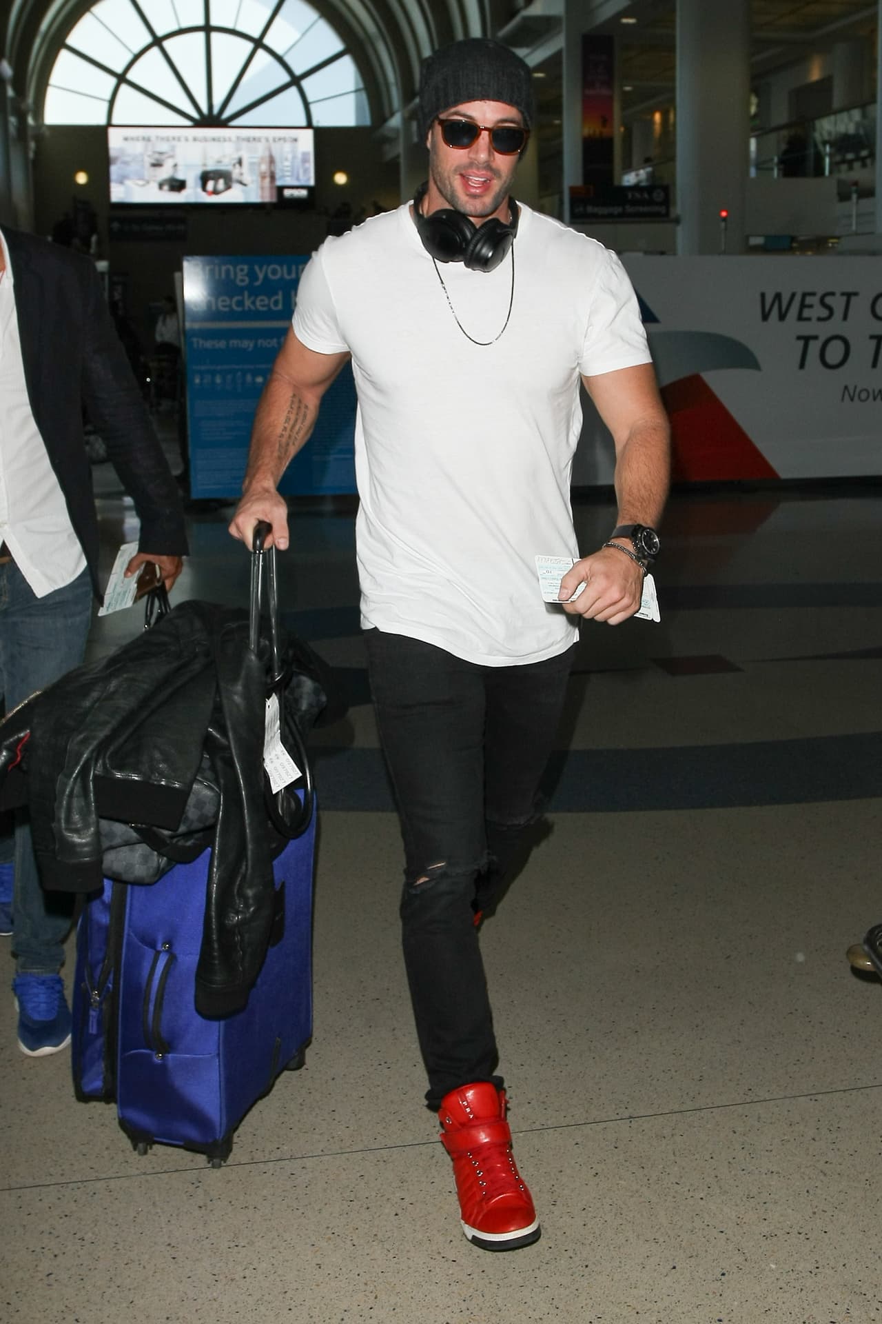 Los paparazzi captaron a William Levy llegando al aeropuerto de Los Ángeles.