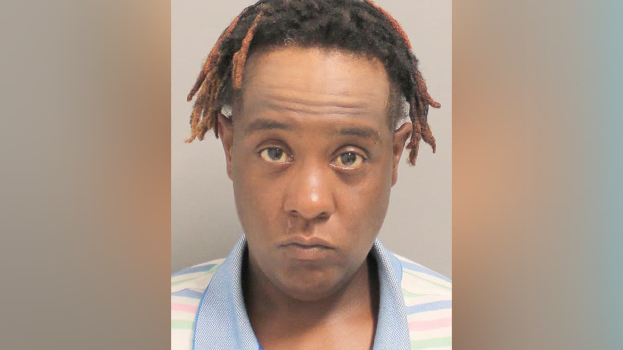 Latoya Jazma Lacaze, es señalada de provocar heridas en un niño, menor de 15 años.