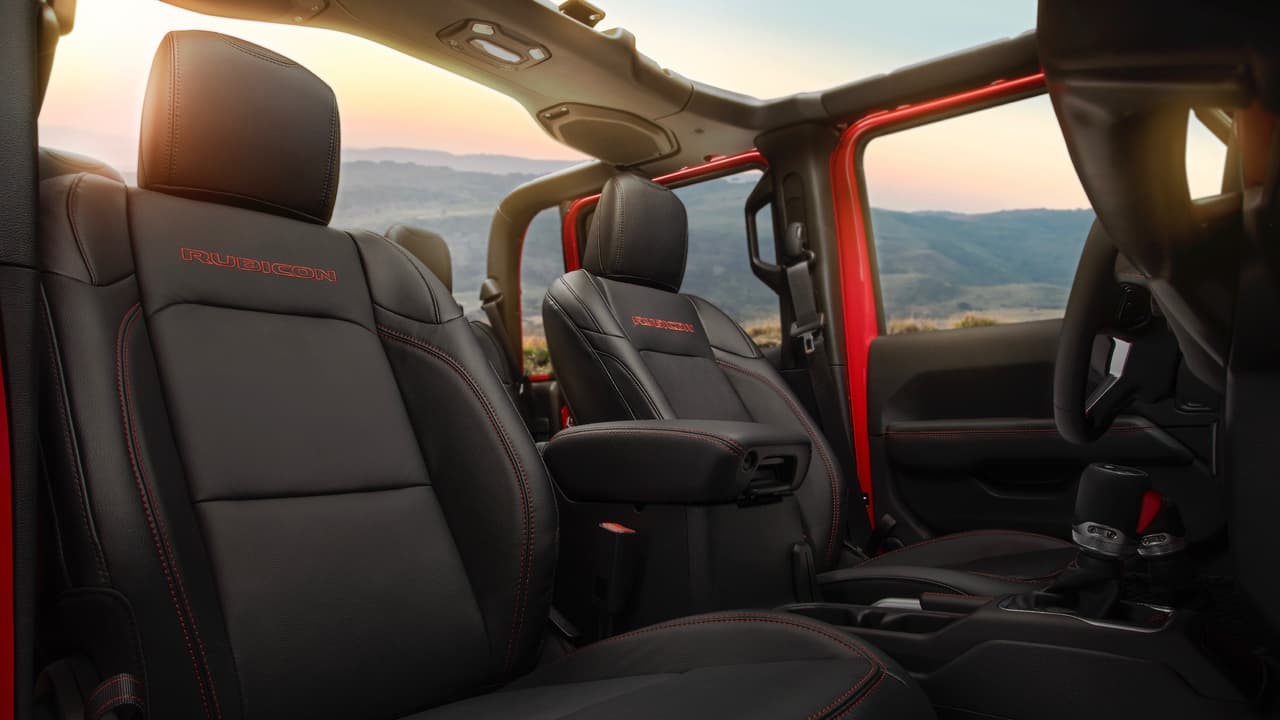 Jeep nos dice que "Los asientos de tela o con contornos de cuero presentan marcadas costuras y disponen de controles para ajustar el agarre lateral y el soporte lumbar. Otros elementos destinados al confort como asientos delanteros y volante con calefacción también están disponibles como opción".