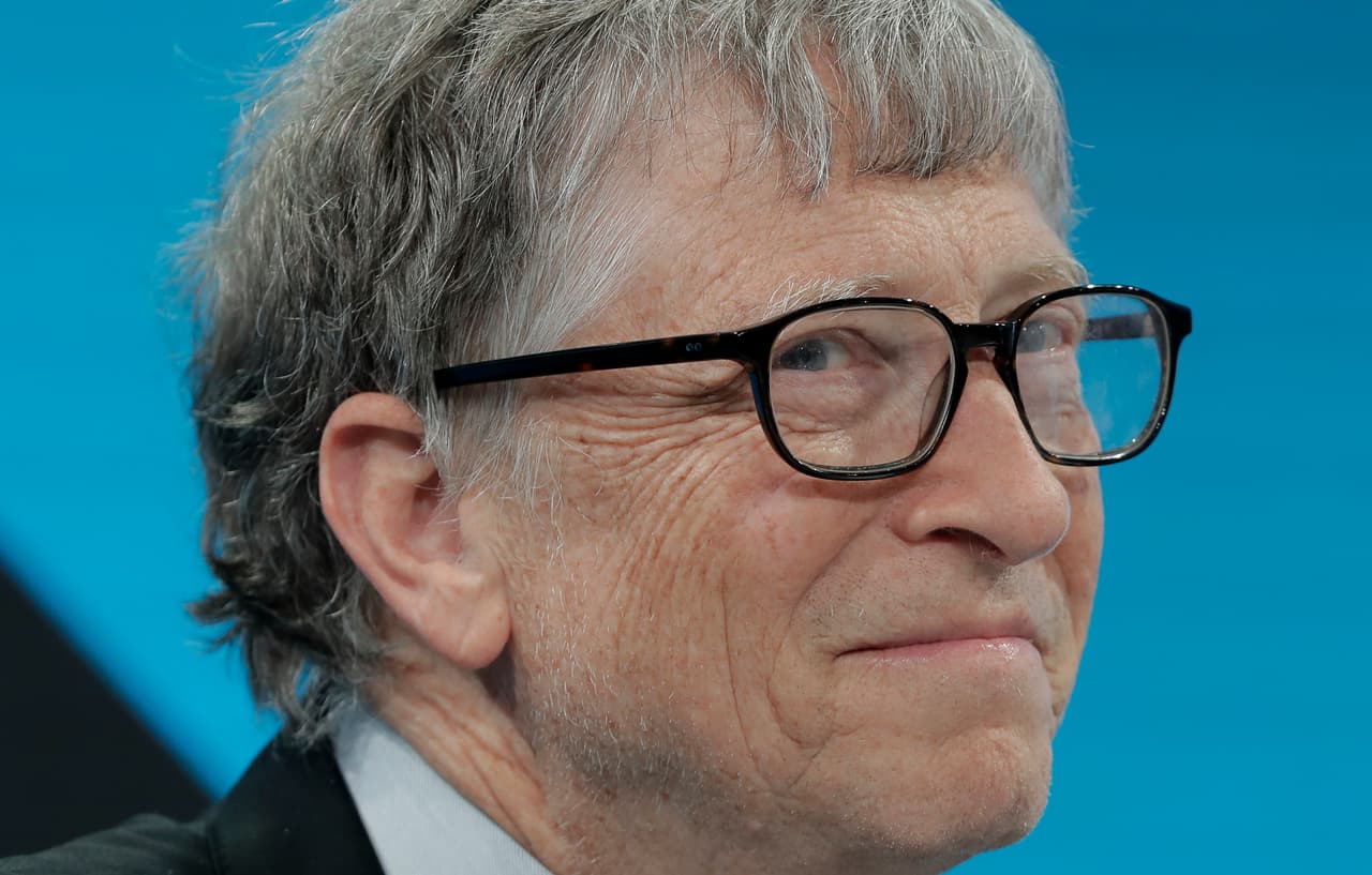 <b>Puesto 4. Bill Gates</b>.
<br>
<br>Patrimonio total: 124,000 millones de dólares.
<br>Fuente del patrimonio: Microsoft.
<br>Lugar de residencia: Medina, Washington.
<br>
<br>Según Forbes, la fortuna de Gates se vio impulsada por la solidez de las acciones que posee en Microsoft, Canadian National Railway y el fabricante de tractores Deere & Company. La mujer más rica de este año es la francesa Francoise Bettencourt Meyers, heredera de L'oreal, con 73,600 millones de dólares. 
<br>