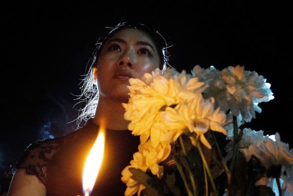 Con flores y velas salieron a las calles para recordar a los suyos en Kuala Lumpur, la capital de Malasia.