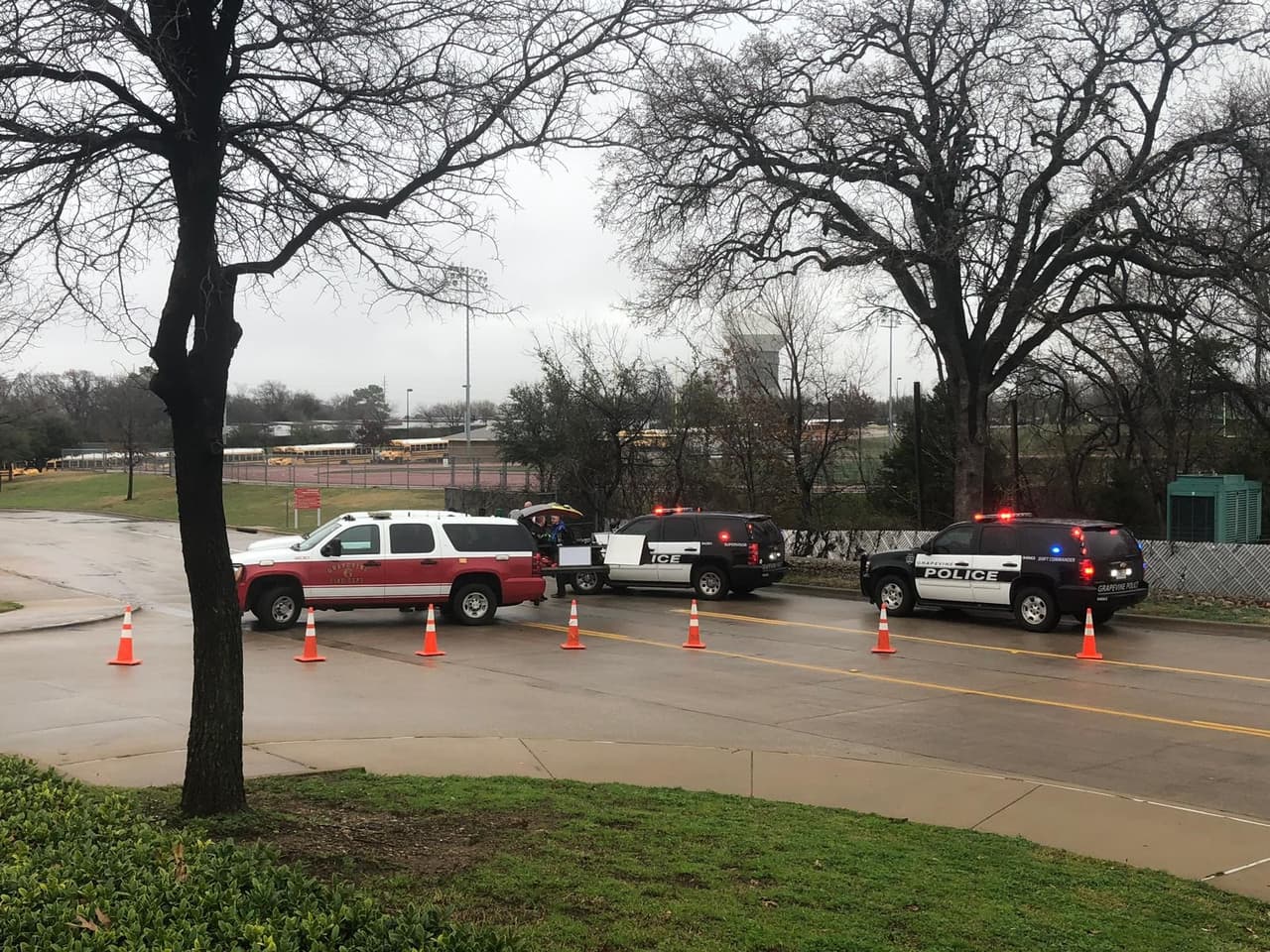 La amenaza activo a varias unidades que trabajaron en conjunto para atender la situación.