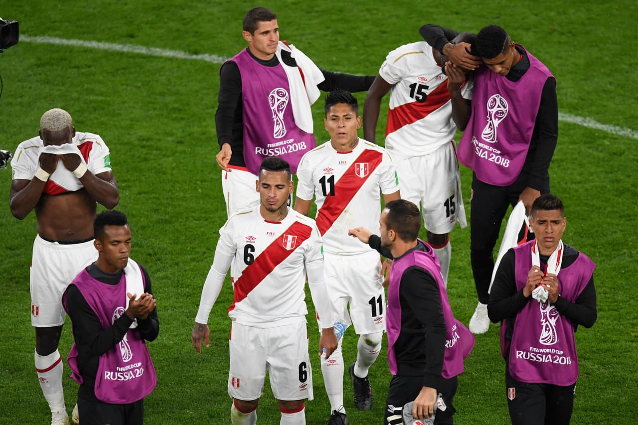 <b>PERÚ</b>
<br>La selección peruana regresó a la Copa del Mundo después de 36 años de ausencia. Eso ilusionó demasiado a su gente, pero acabó despidiéndose muy temprano del torneo más grande del fútbol. Los incas no cumplieron con las expectativas de su numerosa afición y con dos derrotas por la mínima ante Francia y Dinamarca quedaron fuera.