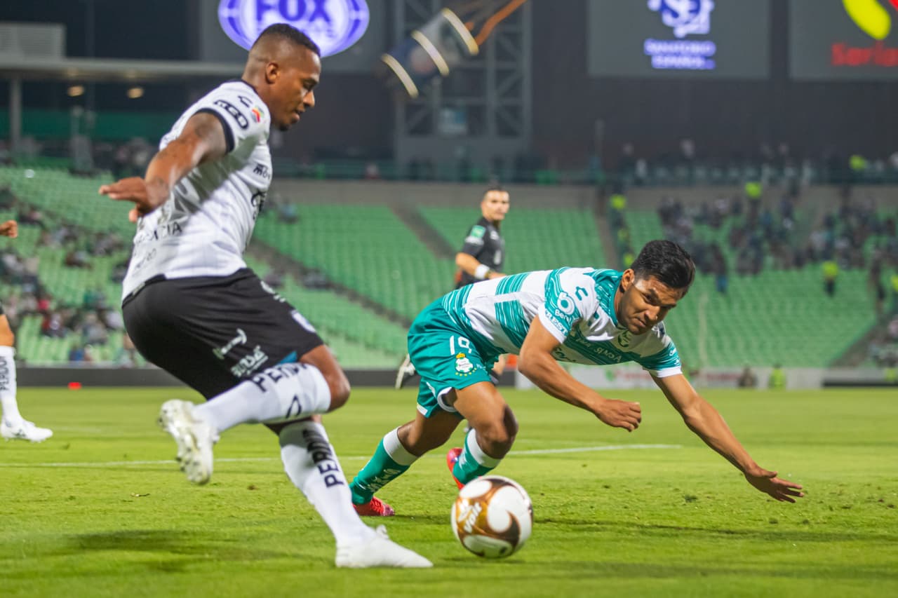 Santos no se despeinó y sin acelerar le pasó por encima a unos Gallos Blancos de Querétaro que se desfondaron desde el primer tiempo en un partido muy ligero para los de Guillermo Almada.