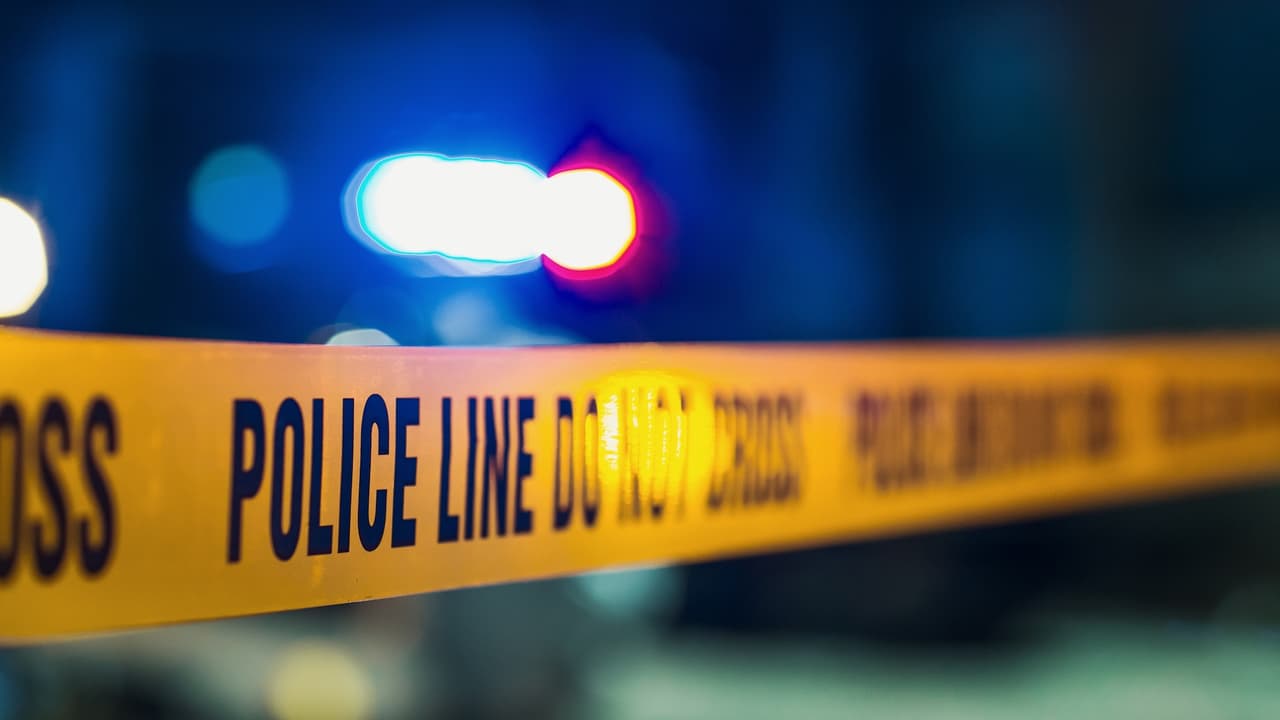 Hombre muere tras recibir un disparo durante intento de robo frente a club en Astoria