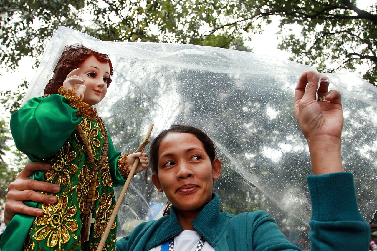 Aquellos que habían pedido un milagro a la Virgen de Atocha comenzaban a sospechar acerca de quién era realmente el pequeño niño. Como una manera de confirmarlo, se fijaron en los zapatos de la estatua del niño Jesús y cuál fue su sorpresa la notar que las "suelas" estaban gastadas.