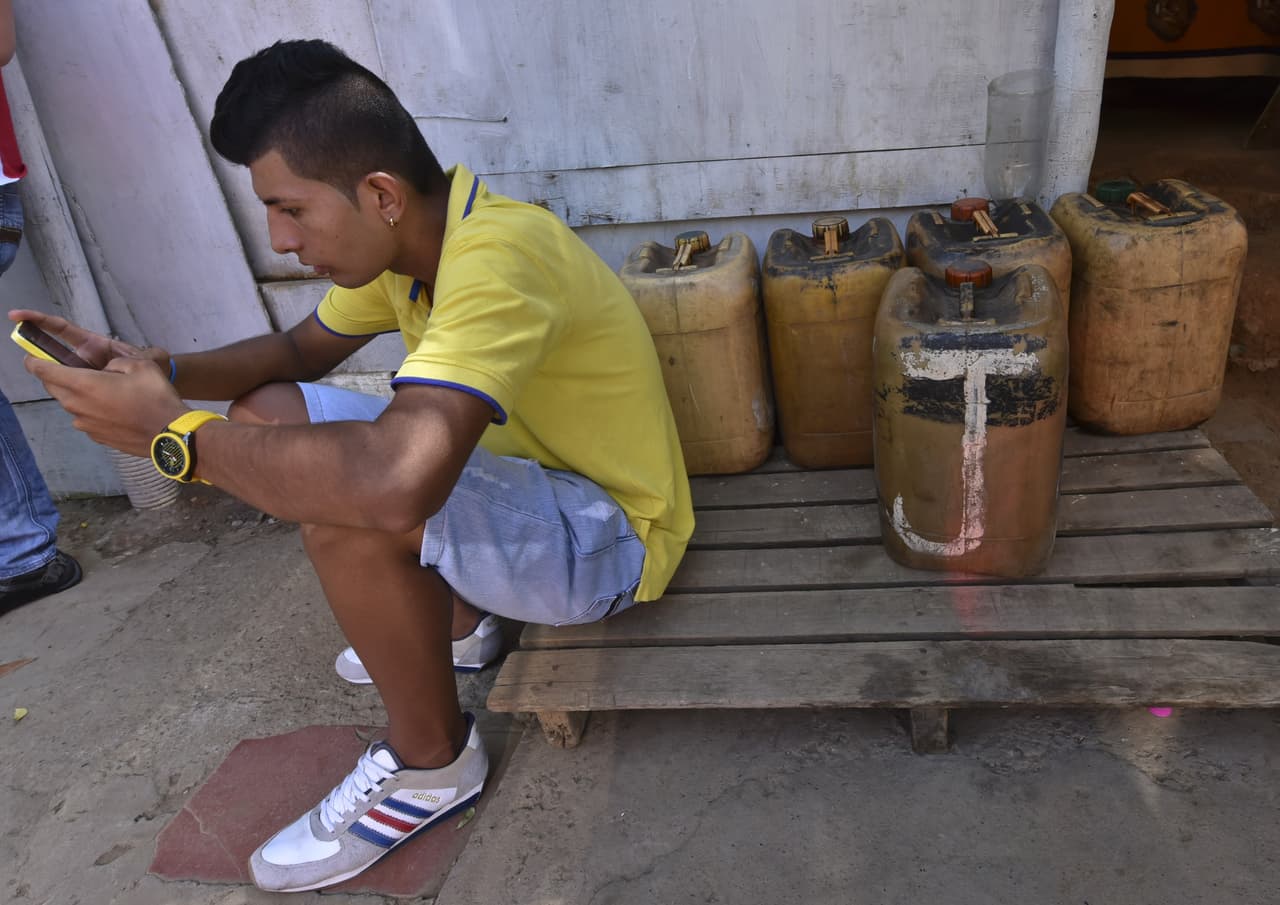 Corte avala política que permite a los agentes fronterizos revisar a fondo dispositivos móviles