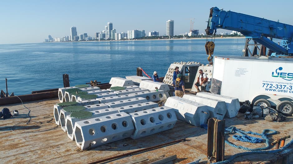 Un muro de concreto será la nueva protección contra huracanes ya instalado en las costas de Miami Beach