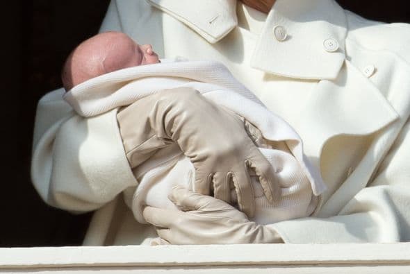 Ambos bebés fueron vestidos de blanco para la ocasión.