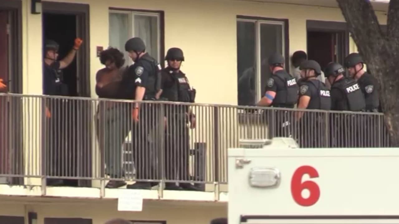 Realizan cateo en motel de San Antonio; investigan posible caso de trata