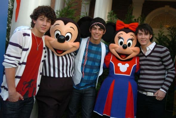 Los hermanos más famosos del mundo, Jonas Brothers, también se escaparon a Disney para conocer a su ratoncito favorito. Mira aquí más videos de Chismes.