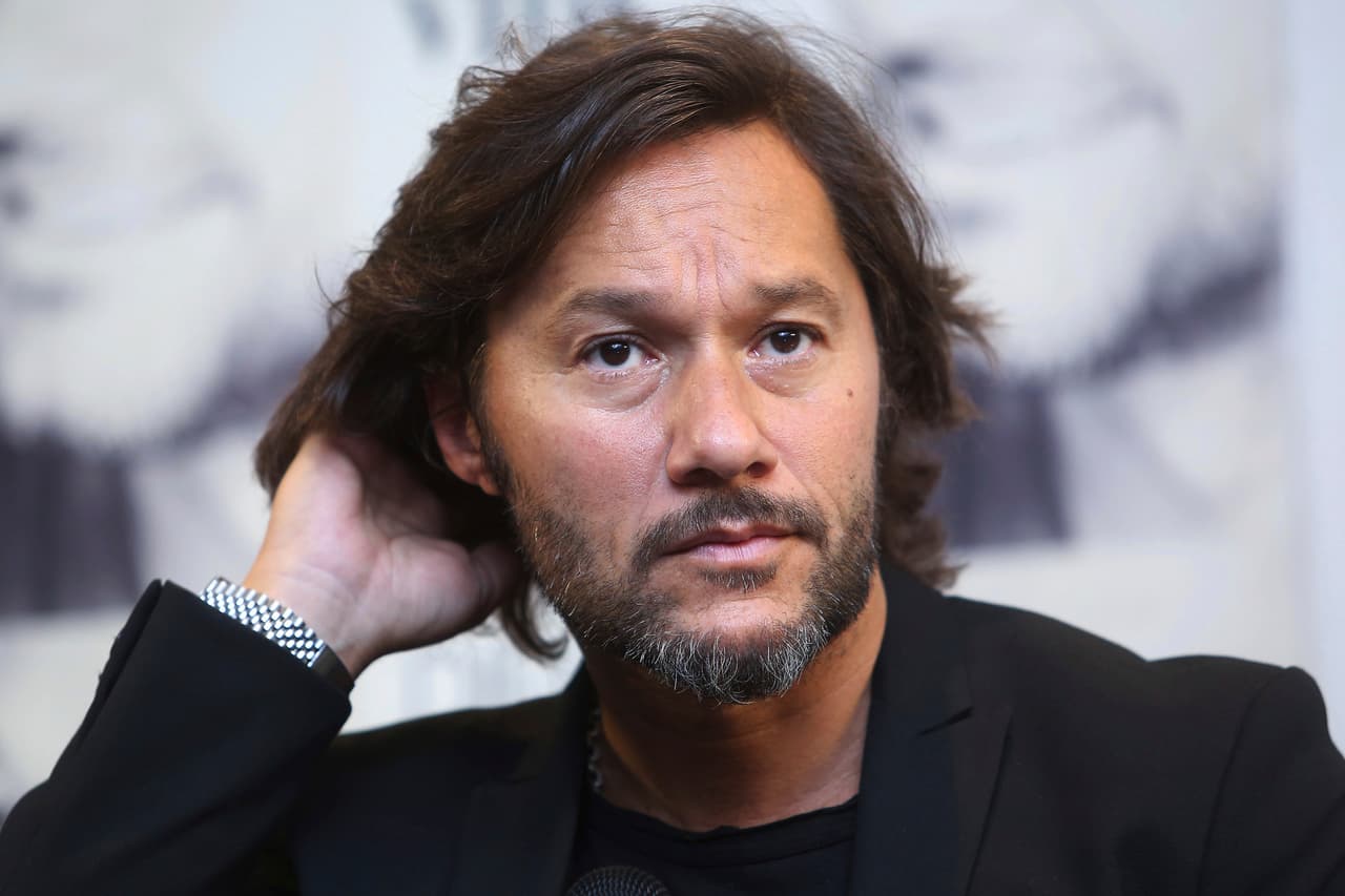 Parece que ya le molestaba. Un año después, se puso el pelo en trenzas. Mucho más cómodo.