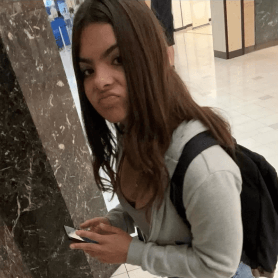 La madre de la joven publicó en Facebook: ¡Lila ha sidoencontrada y regresó a salvo con su familia! ¡Gracias a todos los que buscaron y oraron por ella! ¡Dios los bendiga a todos!