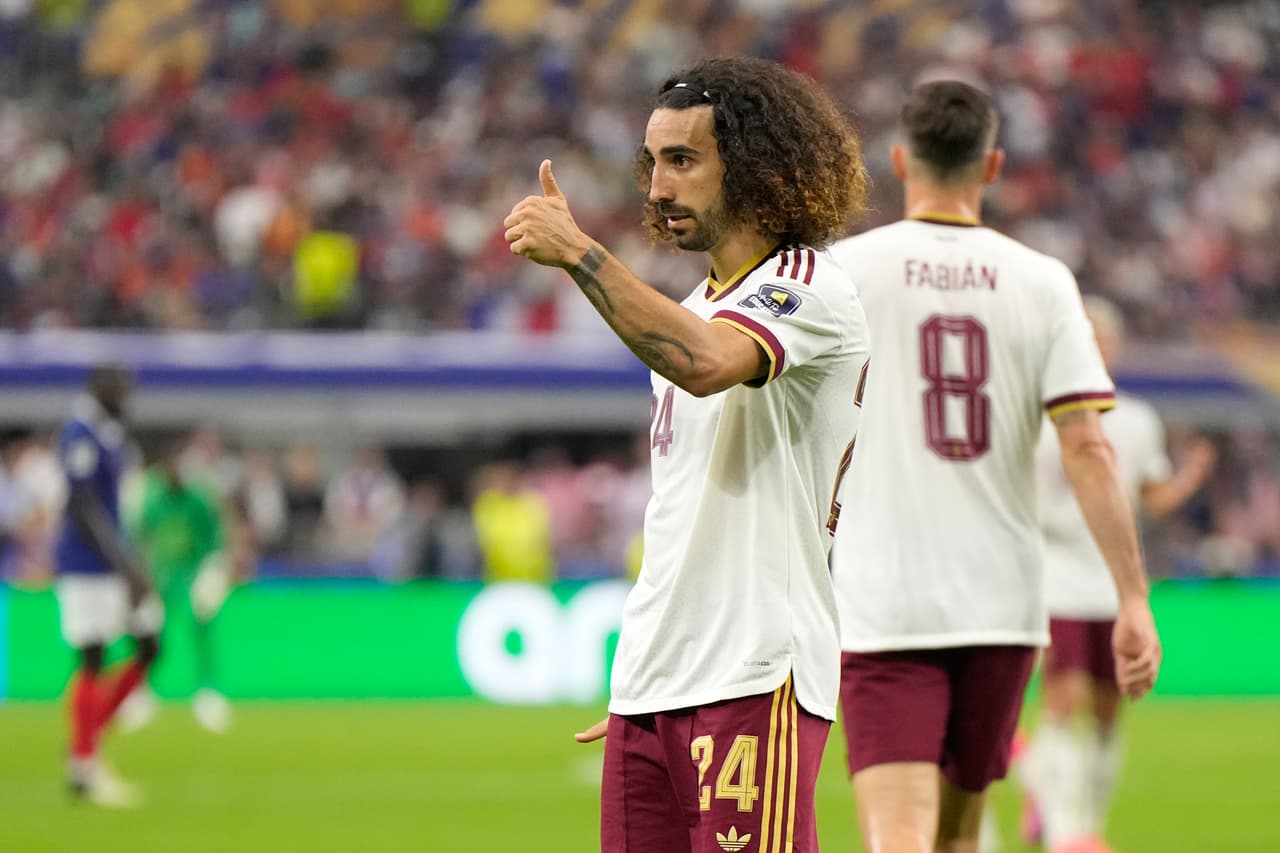 El español Marc Cucurella hace un gesto durante el partido de semifinales de la Copa del Mundo de fútbol entre Francia y España en Arlington, Texas, cerca de Dallas, el lunes 14 de julio de 2026.