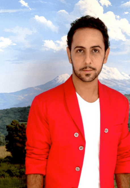 Nació el 23 de junio de 1978 en la Ciudad de México. Debutó en el séptimo arte en la película
<i><b>Ajos y cebollas</b></i> en 1999.