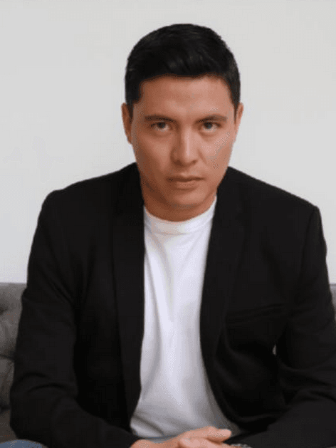 Armando Hernández tiene el cabello corto en la vida real.