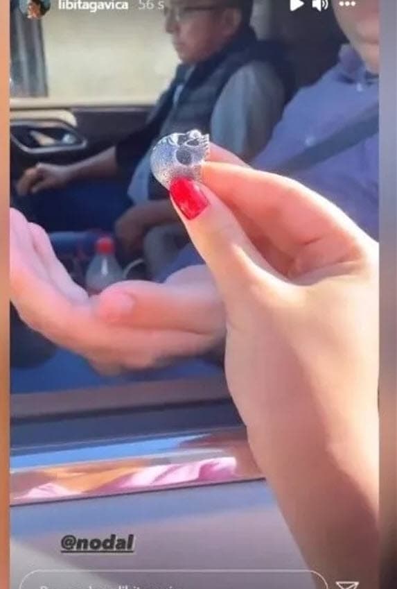 En las imágenes que ella difundió se aprecia el anillo en forma de calavera, idéntico al que dejó ver Belinda.
<br>