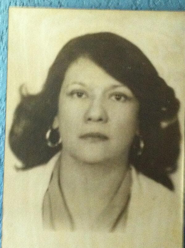 Para el actor también era difícil ver a su madre con otras parejas porque, admite, en su infancia estaba enamorado de ella: "Estaba yo enamorado de mi mamá. Cuando mi mamá ya no quiso que yo me bañara con ella, yo era un hombre de suicidio, ¿como si es mi mujer, es mi mamá? Estaba chavo, pero cuando mi mamá noto que algo me pasaba raro, me dijo, ‘no te bañas más conmigo’", dijo en entrevista con el programa 
<a href="https://www.youtube.com/watch?v=Ludvq9pwfAs" target="_blank">Ventaneando</a>, en diciembre de 2018.