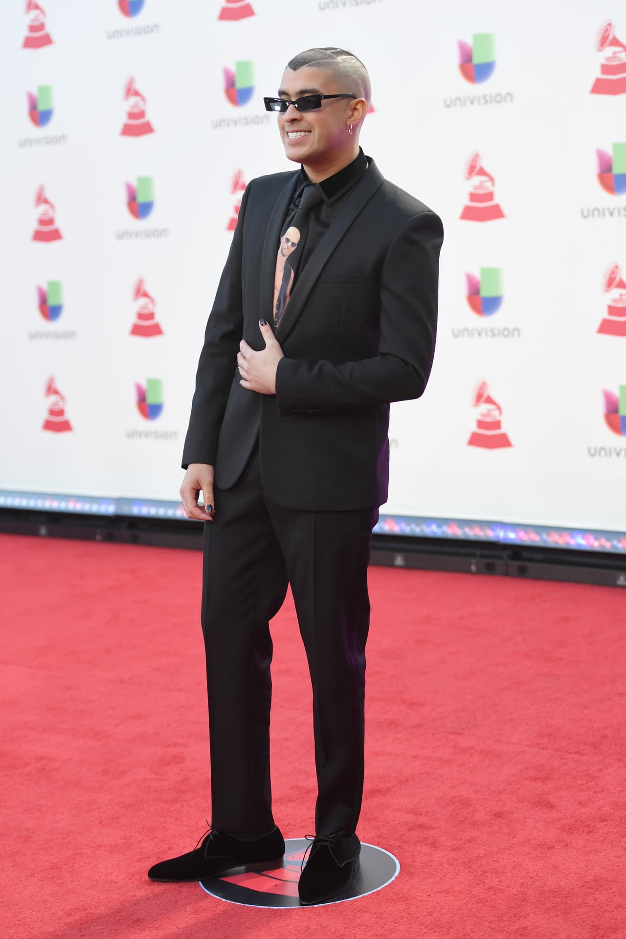 Bad Bunny se olvidó por una noche de sus excéntricos looks. O casi.