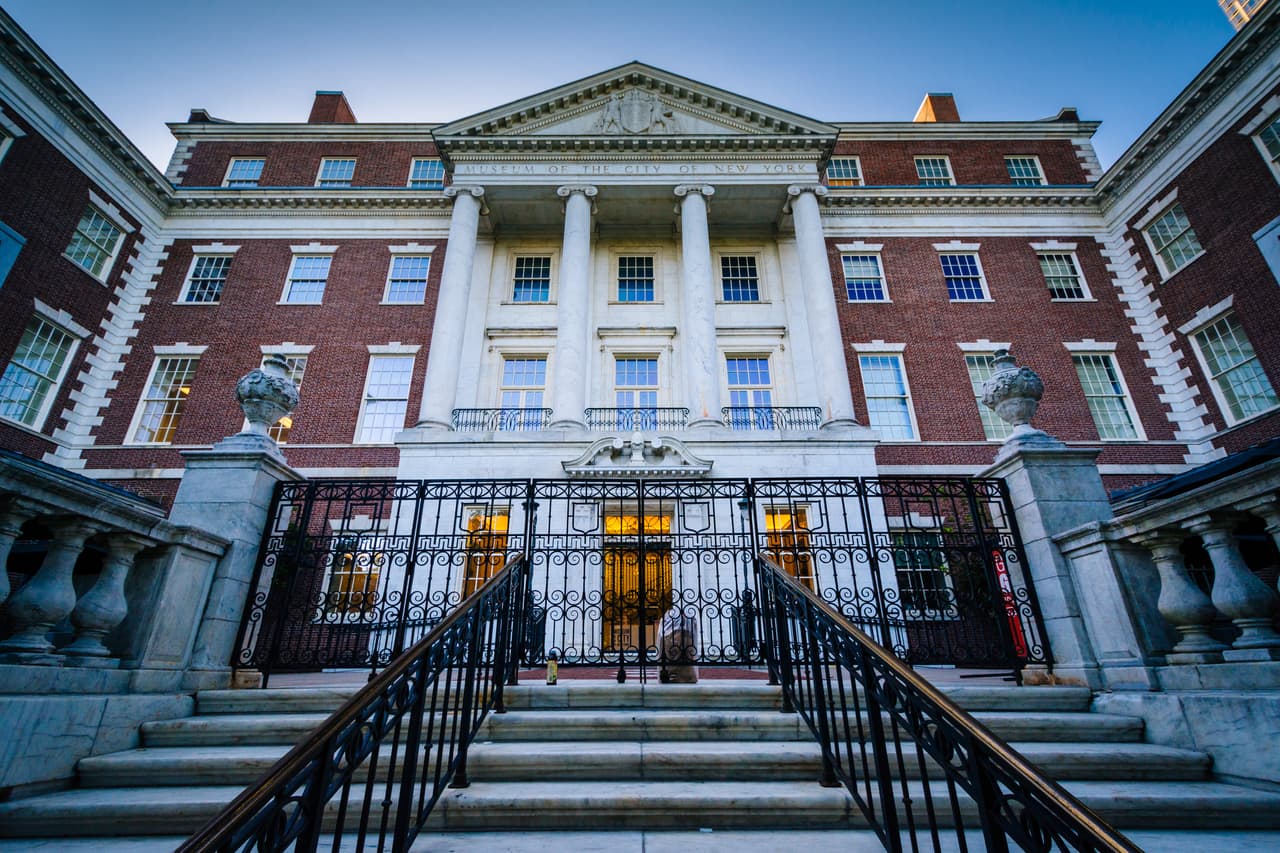 <b>Museum of the City of New York.</b> Explora la historia y cultura de NYC con exposiciones sobre moda, música y urbanismo. La entrada sugerida es de $20; gratis para residentes de NY los miércoles.
<a href="https://www.mcny.org/">Sitio oficial</a>.