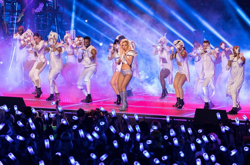 'Mother Monster' y sus bailarines haciendo el paso clásico de 'monsters', como le llama a sus fans.