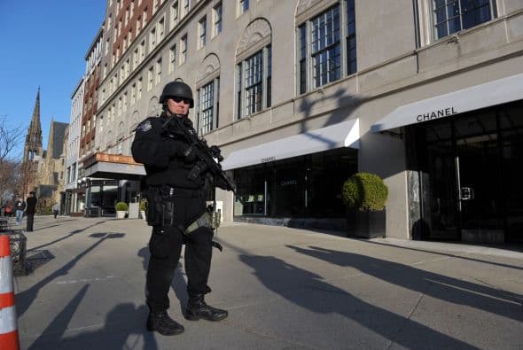 En tanto, los cuerpos policiacos de Estados Unidos reforzaron la seguridad y se encuentran en alerta máxima luego de las explosiones.