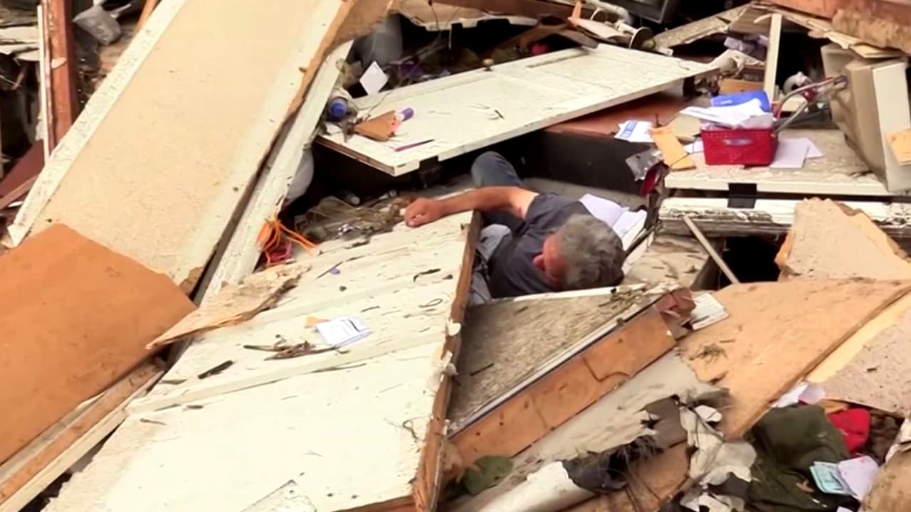 Así se ven los daños por más de una docena de tornados que azotaron estados del medio oeste de EEUU