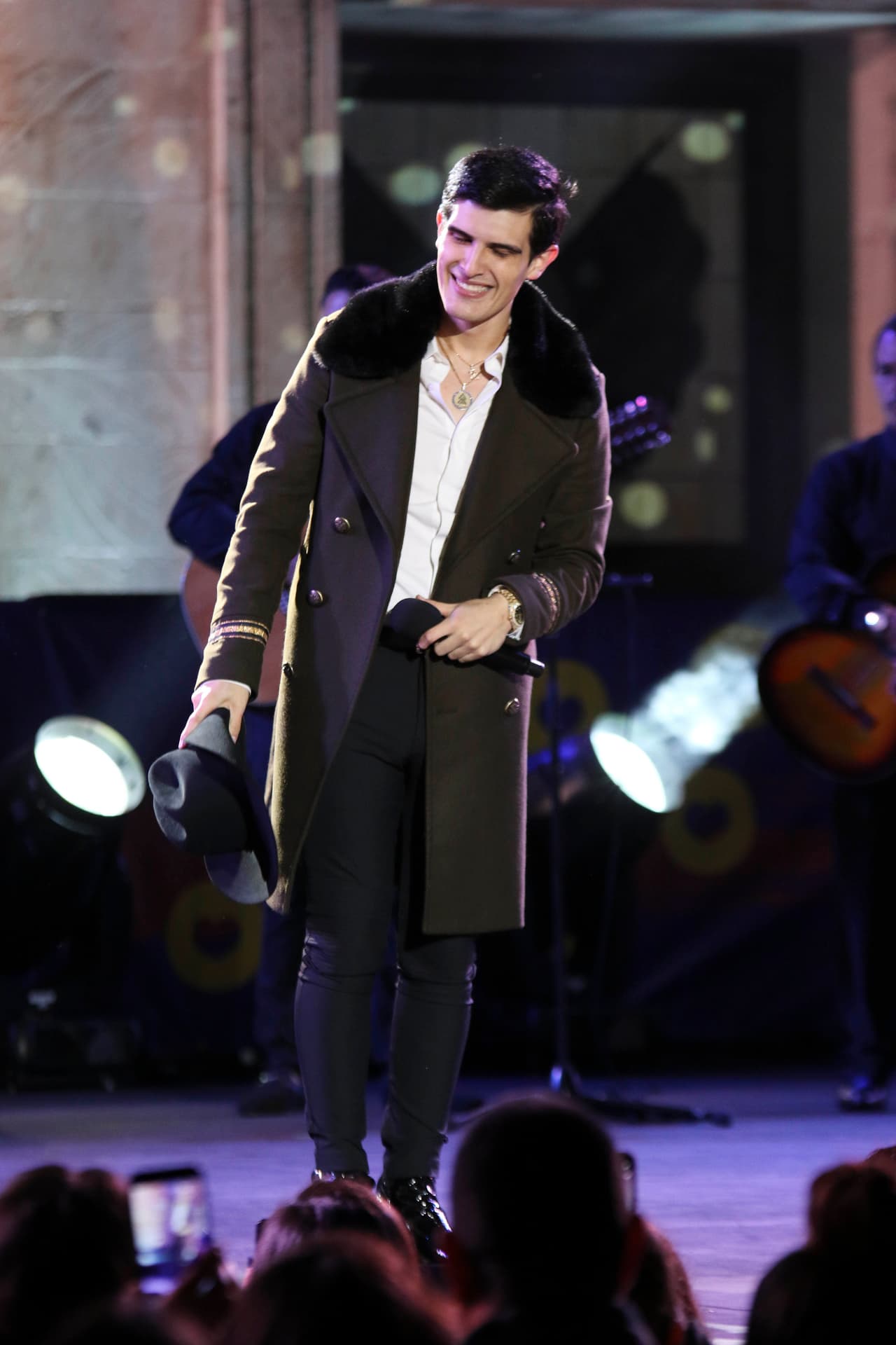 Adriel Favela es considerado uno de los 
<b>nuevos talentos del regional mexicano</b>. Nació en San Francisco, pero a los 3 años se mudó a Sonora, México, junto a su familia.