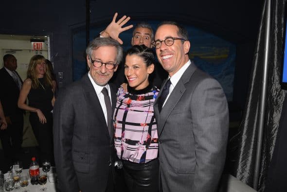 Parece que Steven Spielberg, Jessica y Jerry Seinfeld no se dieron cuenta del merodeador Geore Clooney. Más videos de Chismes aquí.