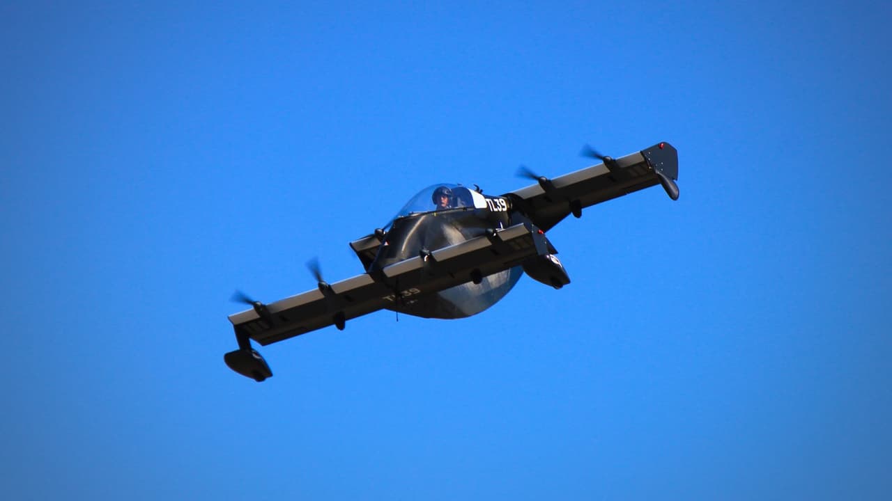 <b>El “auto volador” que recorre Estados Unidos</b> llegó este fin de semana a Dallas. Lo hizo 
<b>en medio de preguntas, curiosidad y una mezcla de expectativa y duda entre los asistentes</b>. 
<br>El aparato, conocido como BlackFly, es
<b> un vehículo eléctrico ultraligero de un solo asiento</b>. 
<br>No circula por calles ni carreteras, aunque popularmente se le conoce como “auto volador” por
<b> su diseño y capacidad de despegar y aterrizar de forma vertical.</b>