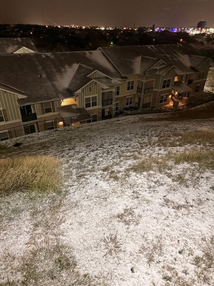 La tormenta invernal trajo una densa capa de nieve que cubrió la ciudad y varias zonas del centro de Texas.
<br>
<br>Usuarios de Univision enviaron las imágenes de cómo vivieron la primer nevada del 2025.