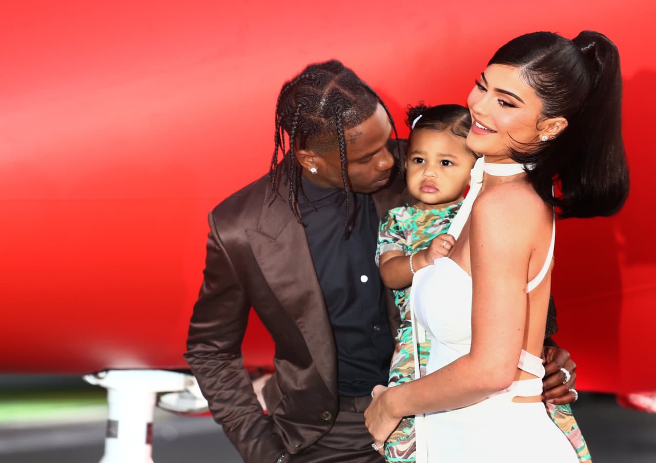 Aquella ocasión también representó el 
<b><a href="https://www.univision.com/famosos/en-fotos-el-debut-de-stormi-la-hija-de-kylie-jenner-y-travis-scott-en-una-alfombra-roja-fotos" target="_blank">debut de Stormi en una alfombra roja</a></b>. En ese entonces, los padres lucieron contentos y orgullosos junto a la niña. 
<br>