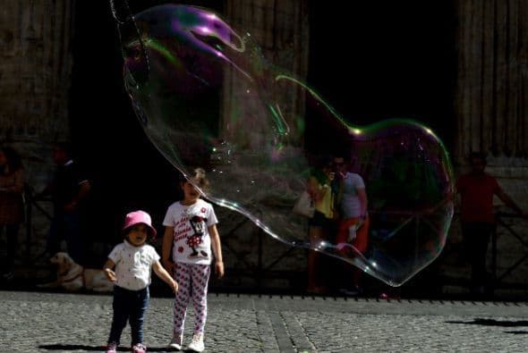 ¿Quién no hizo esto de pequeño? Estas niñas en Roma se ven en una burbuja de jabón.