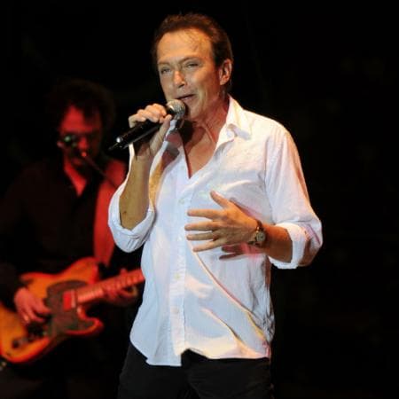 El 21 de noviembre el actor y cantante David Cassidy, conocido por su papel en la serie 'The Partridge Family', murió a los 67 años. Cassidy se encontraba internado en el Hospital de Fort Lauderdale, en Florida, debido a una falla en sus órganos por insuficiencia hepática, y padecía alcoholismo y demencia, según el portal Health.com.